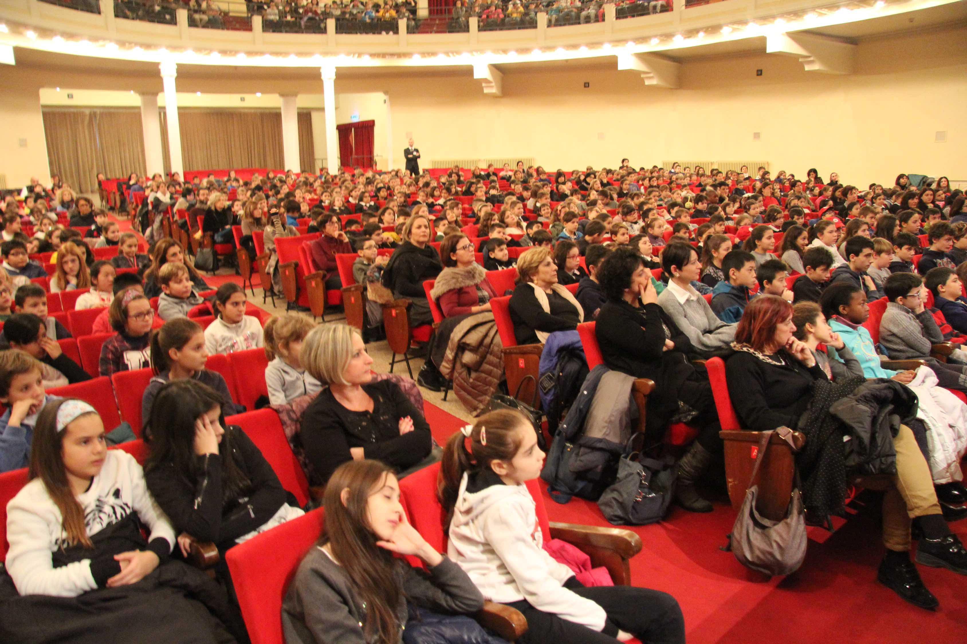 La platea gremita del Politeama Pratese (foto Batavia)