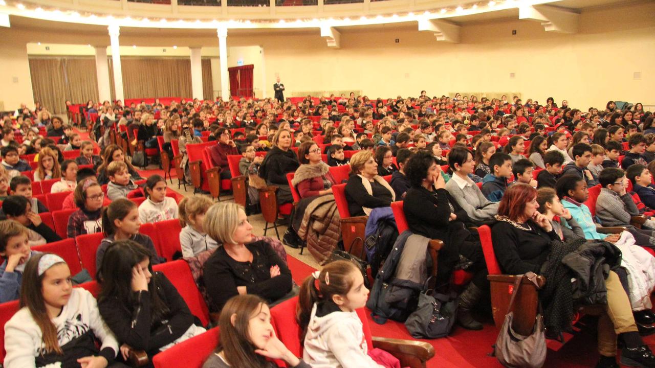 La platea gremita del Politeama Pratese (foto Batavia)