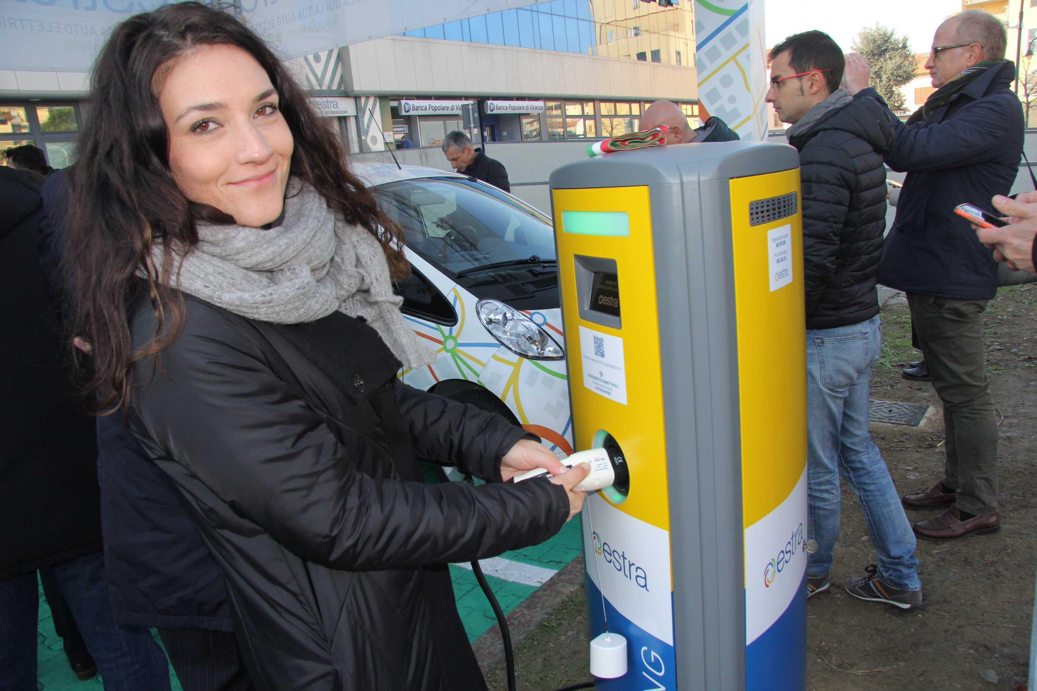 La prima colonnina elettrica davanti alla sede di Estra (foto Batavia)