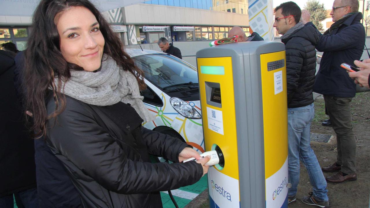 La prima colonnina elettrica davanti alla sede di Estra (foto Batavia)
