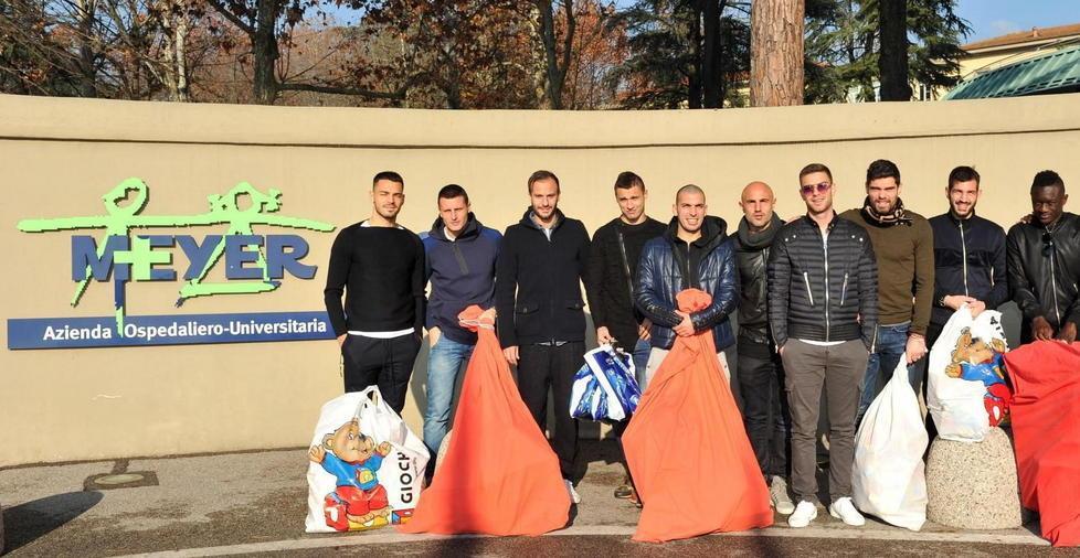 Una delegazione azzurra dai bimbi ricoverati al Meyer