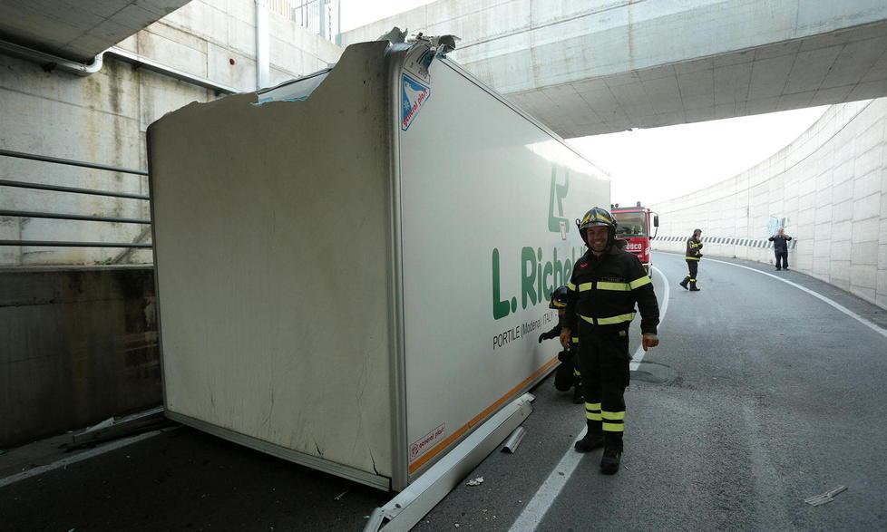 Tir incastrato nel sottopasso