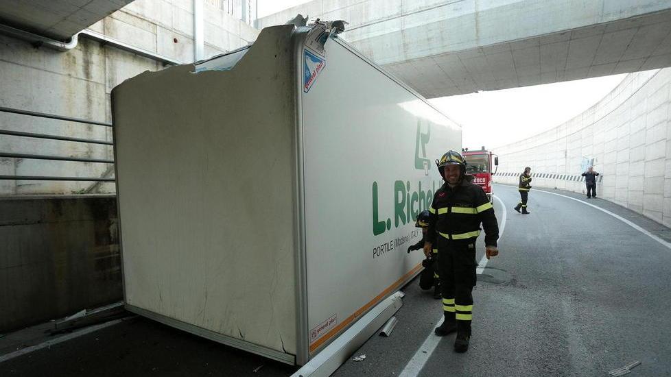 Tir incastrato nel sottopasso