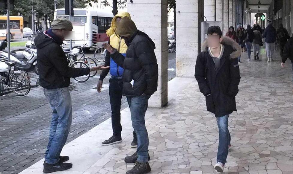 Chiama il 112 con cellulare rubato: denunciato