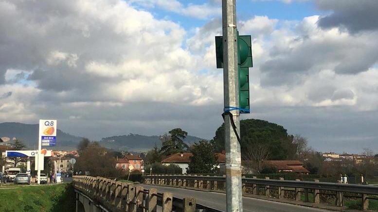 Traffico alleggerito sul ponte pericolante