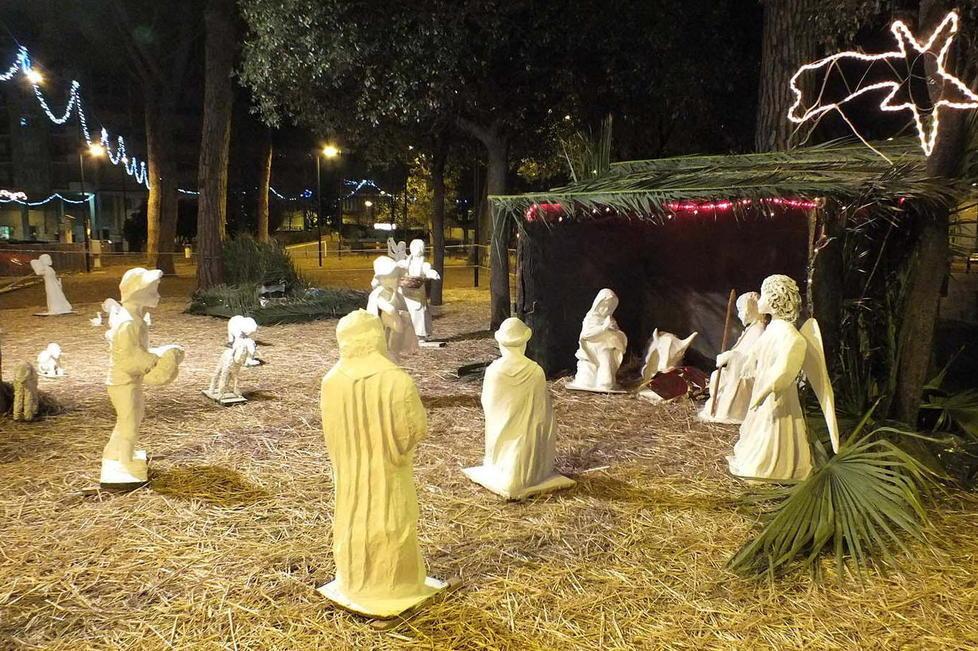 In piazza il presepe di gesso