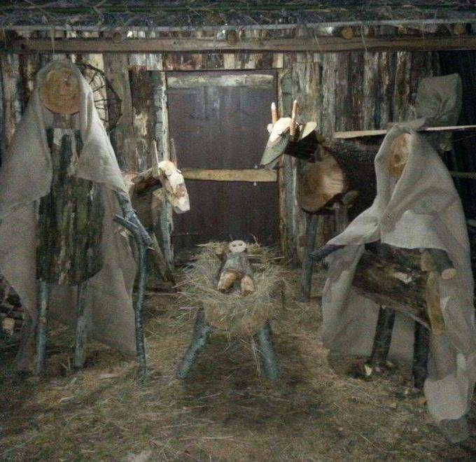 La capanna col Bambino scolpita con le motoseghe
