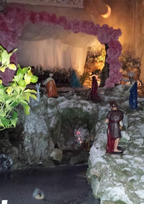 Il paesaggio sacro in materiale riciclato nella chiesa antica 