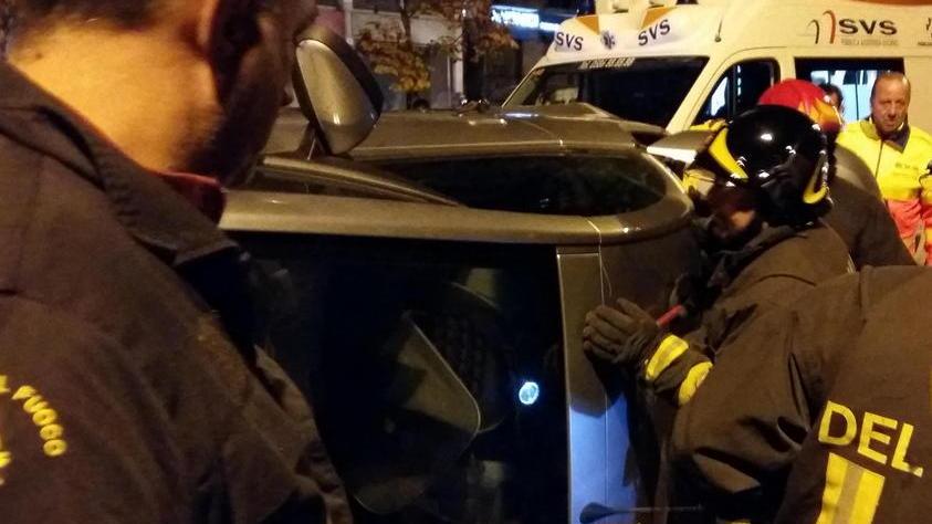 Prigioniera nell’auto, la salvano i pompieri
