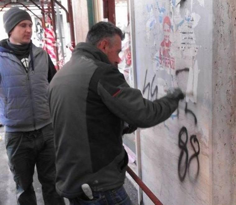 Cancellate le svastiche in piazza Cavallotti 