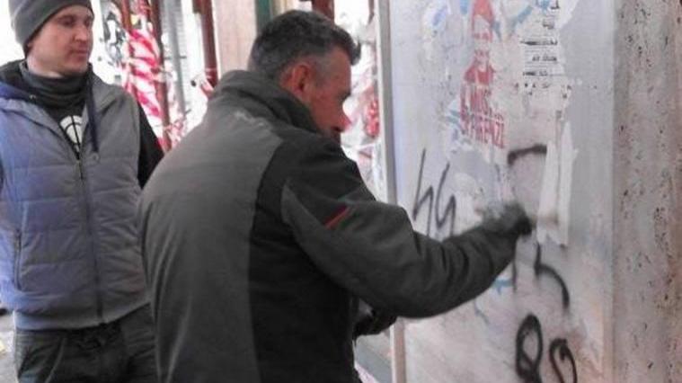 Cancellate le svastiche in piazza Cavallotti