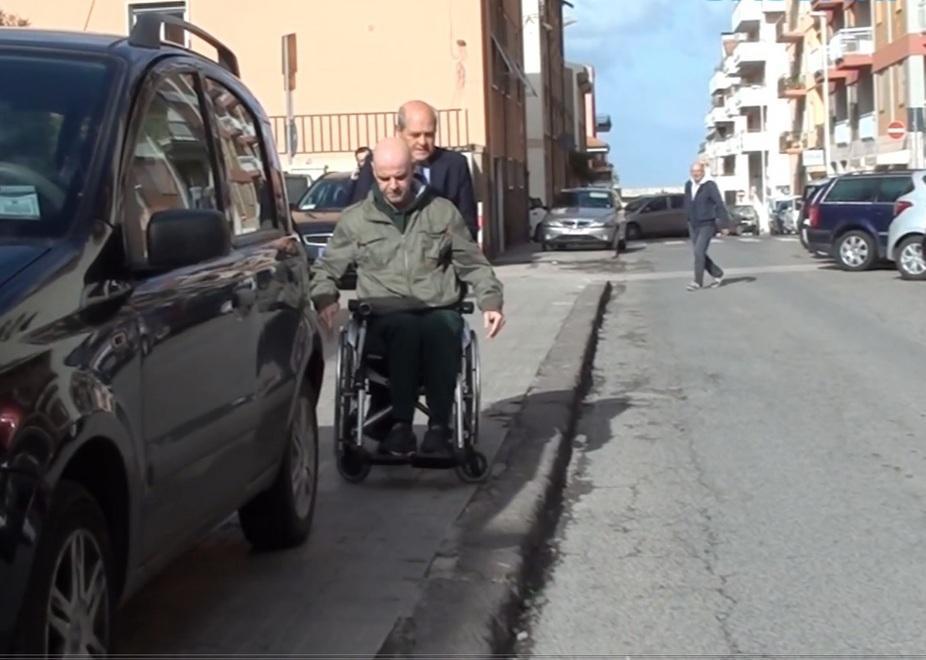 Sosta selvaggia, l’odissea di un disabile 