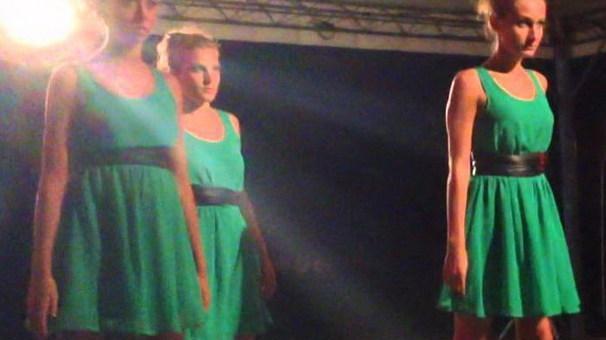 Danza tra i banchi. E domani arriva Santa Claus