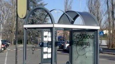 Pensiline delle fermate dei bus in uno stato di abbandono