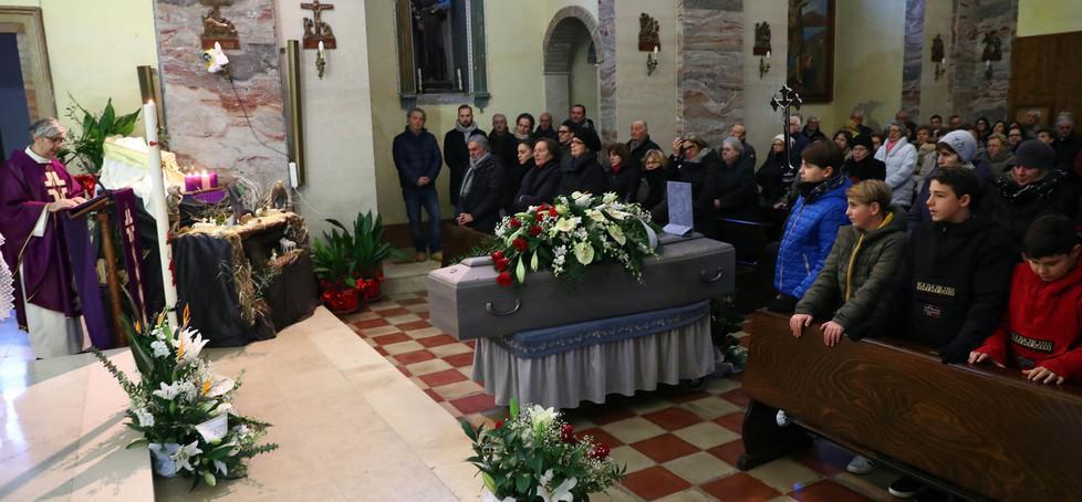La chiesa gremita per dare a “Daio” l’ultimo abbraccio 