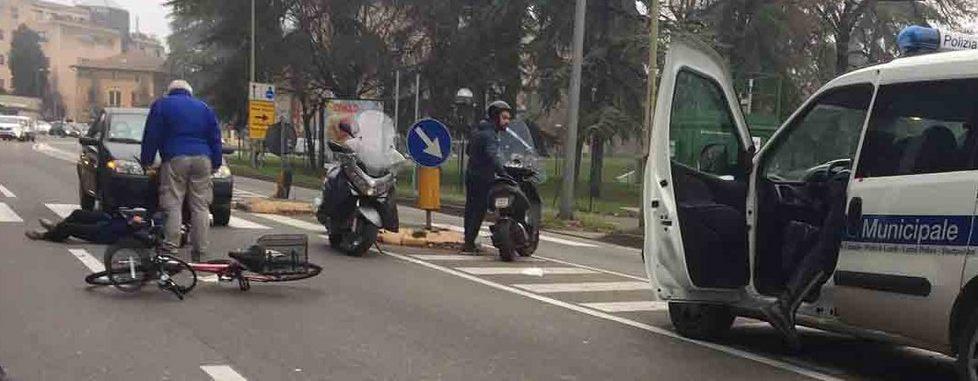 Ciclista travolta sulle strisce da un’auto