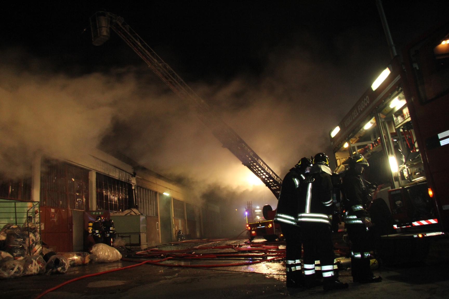 L'incendio al magazzino di via Oglio a Montemurlo (foto Batavia)