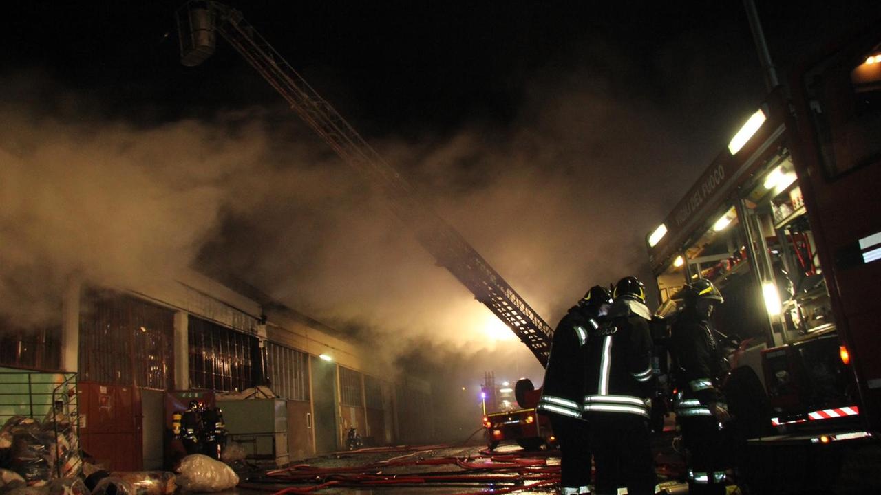 L'incendio al magazzino di via Oglio a Montemurlo (foto Batavia)
