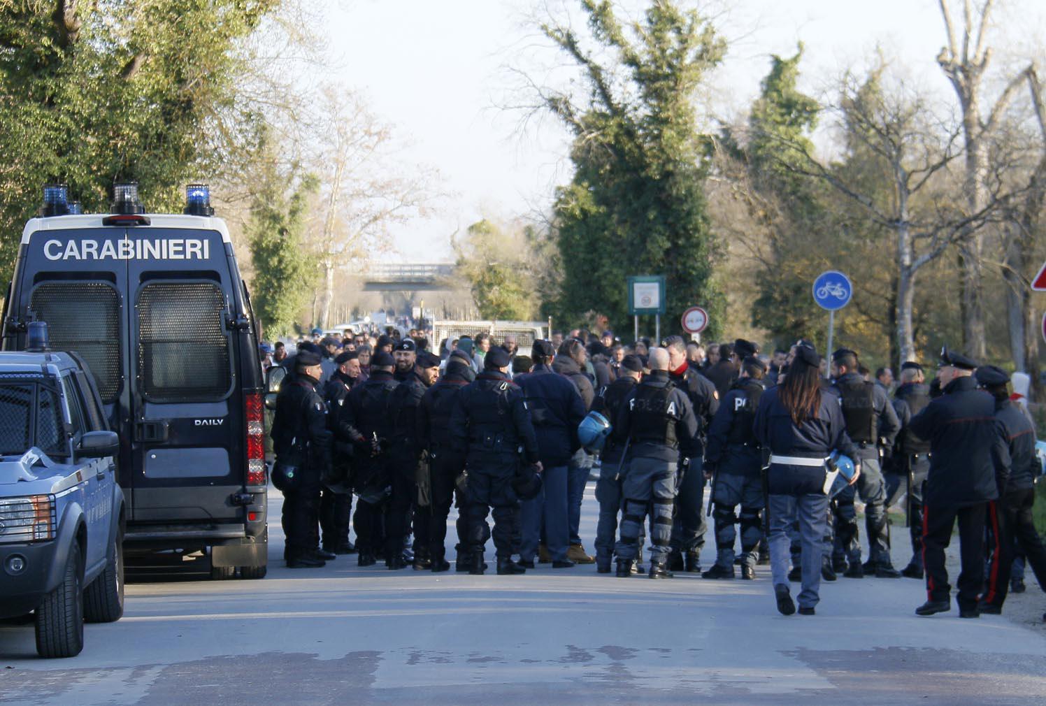 Carabinieri e polizia schierati davanti al parco di San Rossore per la protesta dei tifosi (Muzzi/Renzullo)