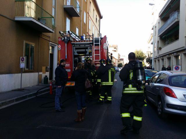L'intervento dei vigili del fuoco in via Ser Jacopo da Pandolfino