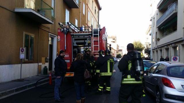 L'intervento dei vigili del fuoco in via Ser Jacopo da Pandolfino