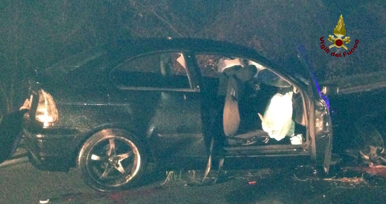 L'auto dopo lo scontro in una foto dei Vigili del fuoco