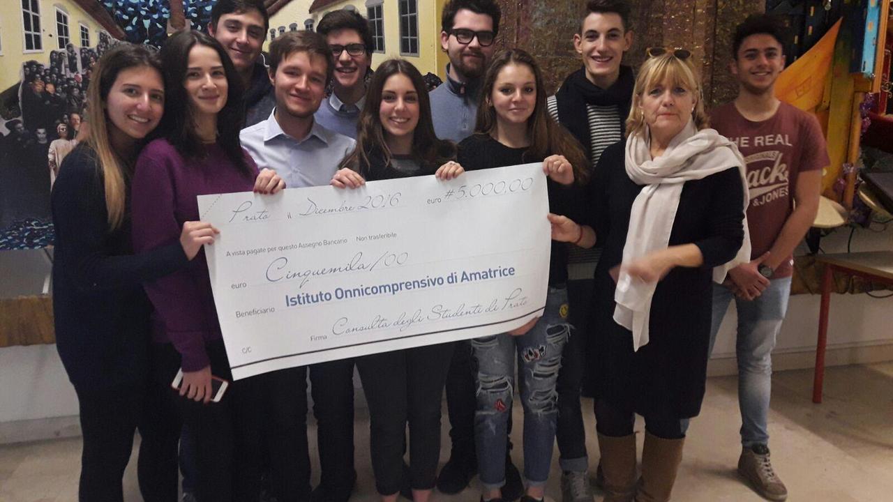 L'assegno per l'istituto onnicomprensivo di Amatrice donato dalla Consulta provinciale degli studenti