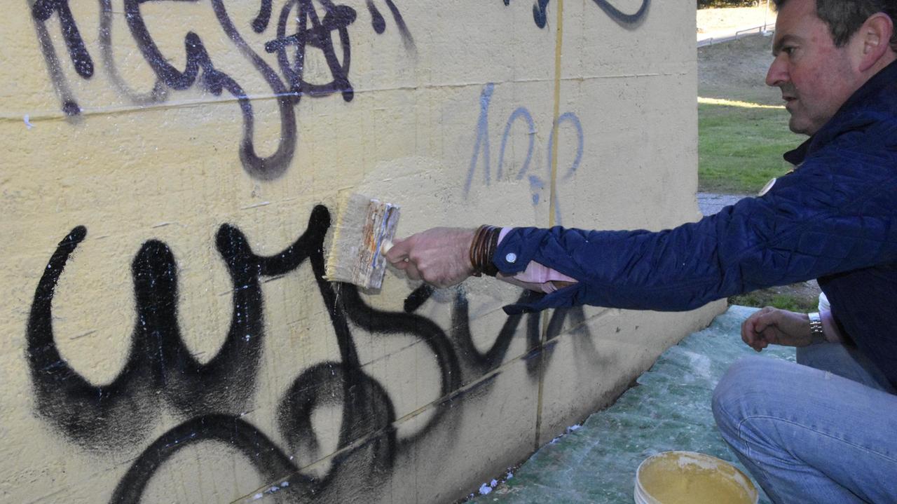 Volontari al lavoro sulle mura (foto Bf)