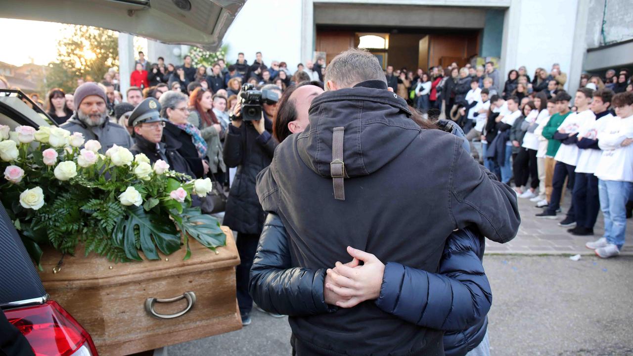 Addio a Erika, "il tuo sorriso sarà sempre nei nostri cuori"
