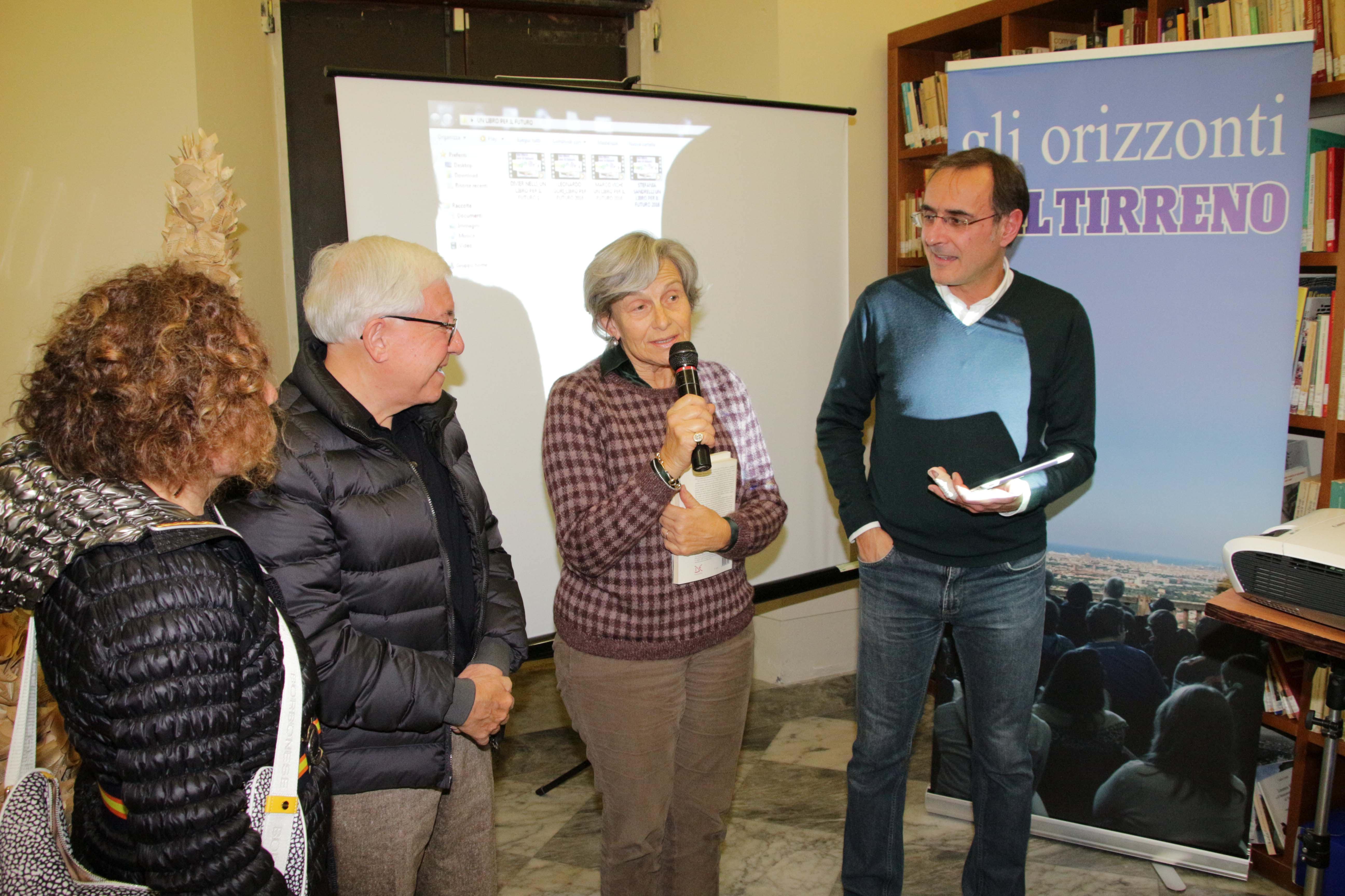 La famiglia Tobino in un momento dell'iniziativa, insieme a Giampaolo Simi