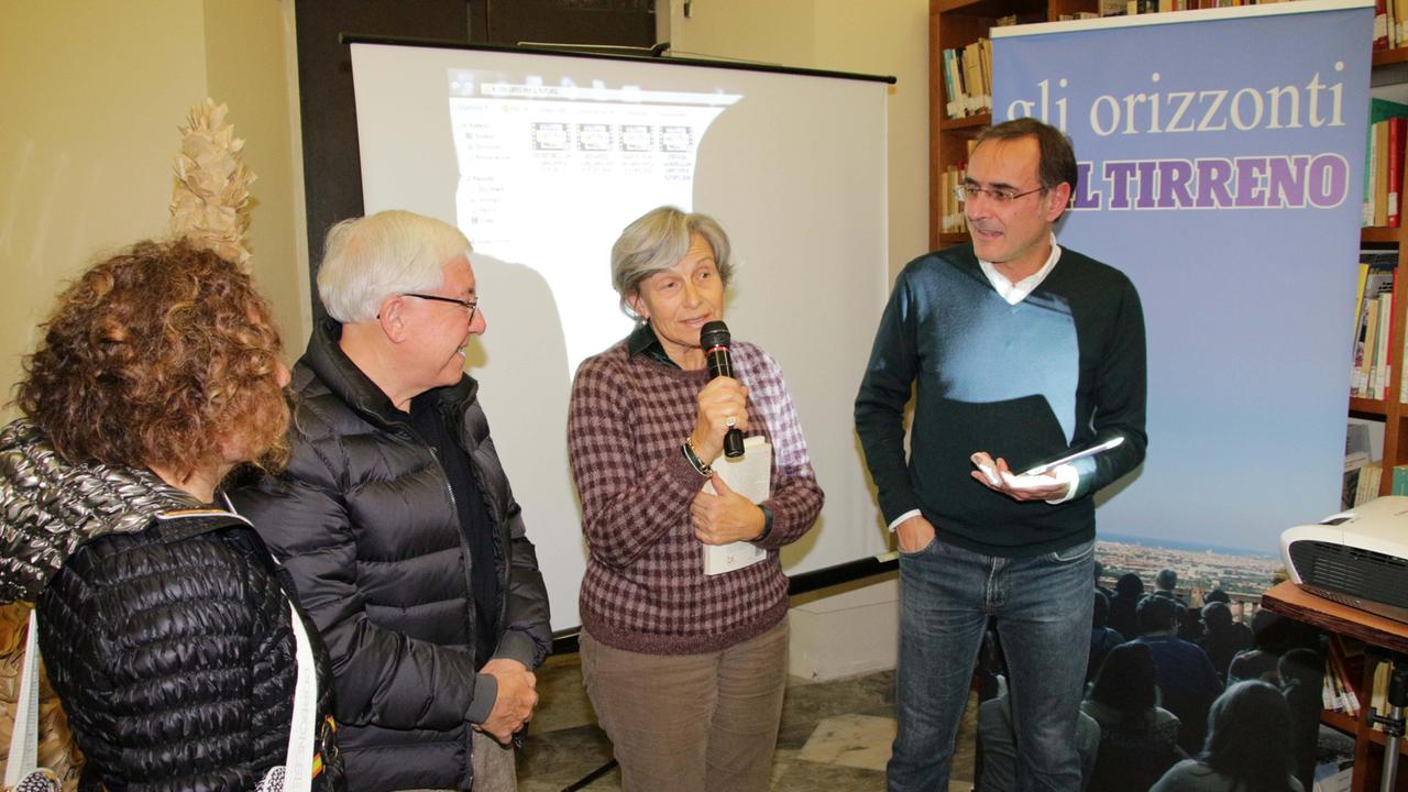 La famiglia Tobino in un momento dell'iniziativa, insieme a Giampaolo Simi