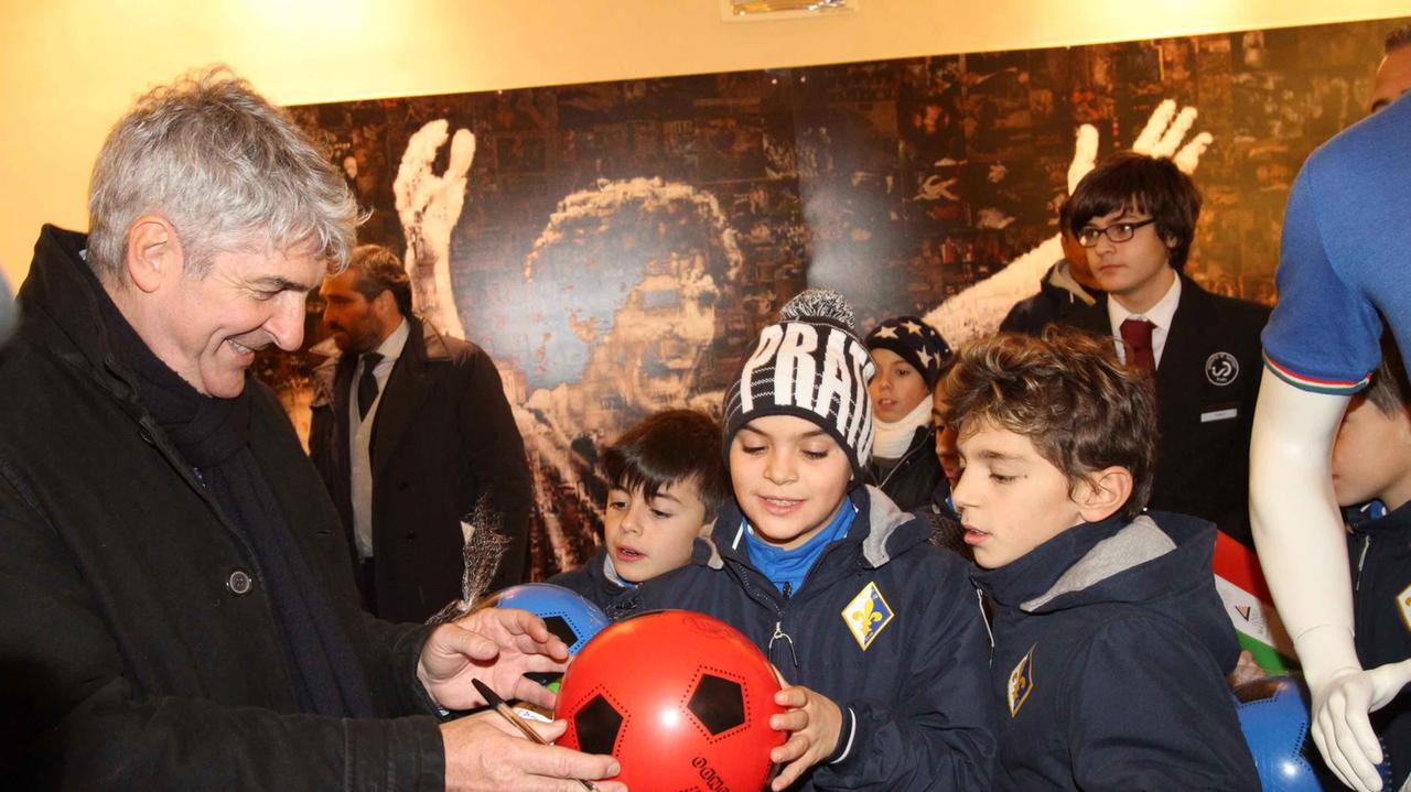 Paolo Rossi firma autografi ad alcuni bambini