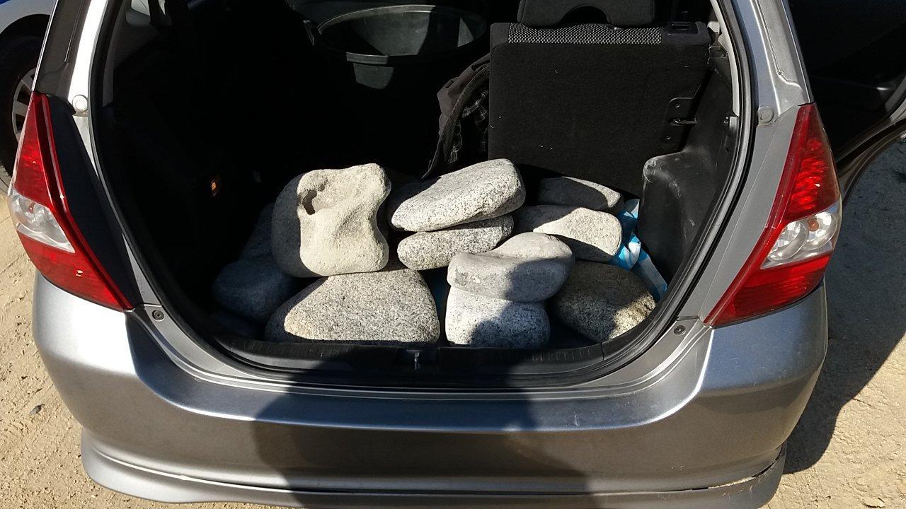 Le pietre già caricate su un'auto scoperte dagli agenti forestali