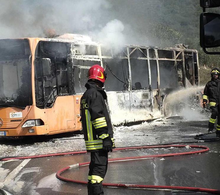 Un bus andato a fuoco ad Agnano lo scorso settembre