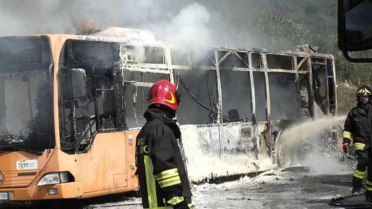 Un bus andato a fuoco ad Agnano lo scorso settembre