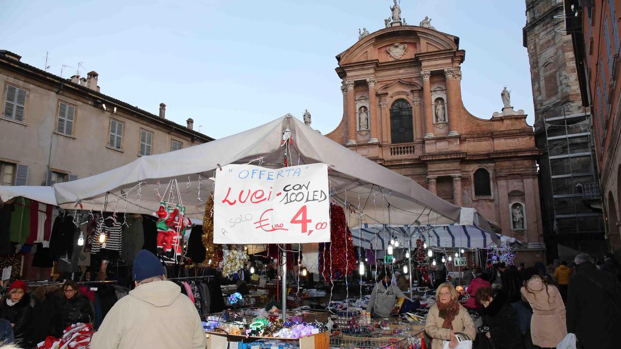 San Prospero, salotto o suk? Ecco l'unica piazza senza albero di Natale