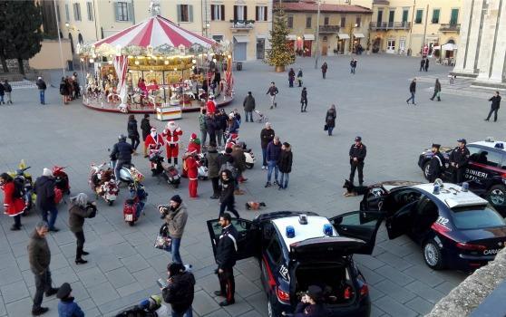 I carabinieri incontrano i bambini in piazza delle Carceri