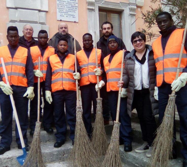 Primo gruppo di migranti impiegato nel volontariato 