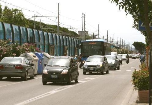 Barriere opache a lato della ferrovia 