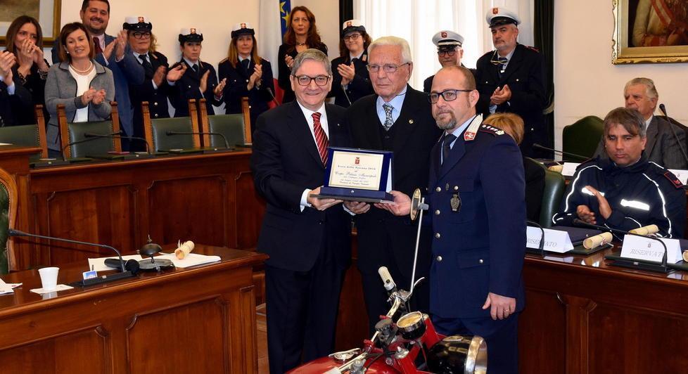 Iena e corvo: alta tensione sulla polizia municipale 