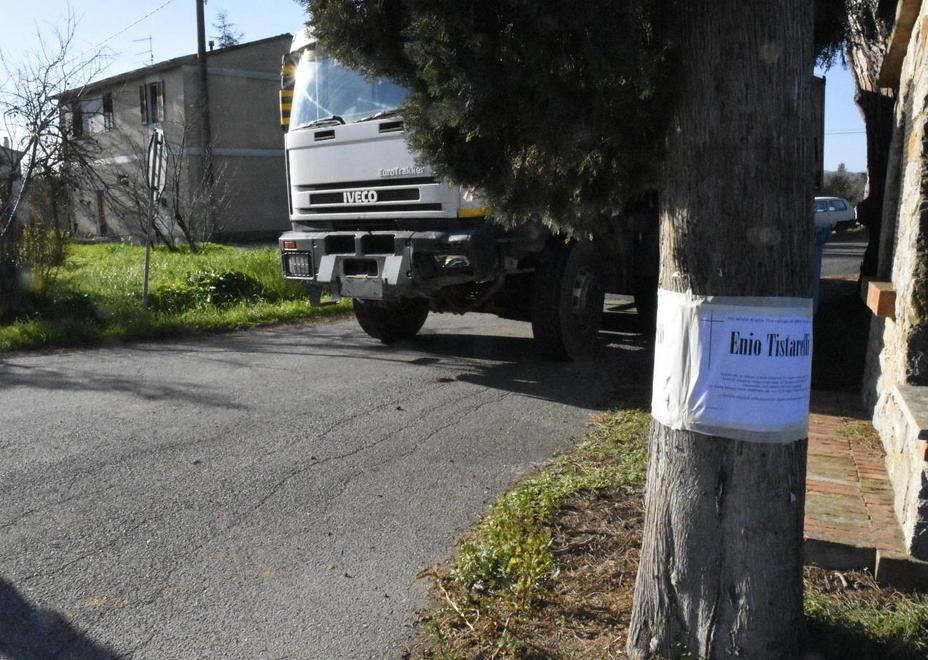Muore contro un camion vicino casa 