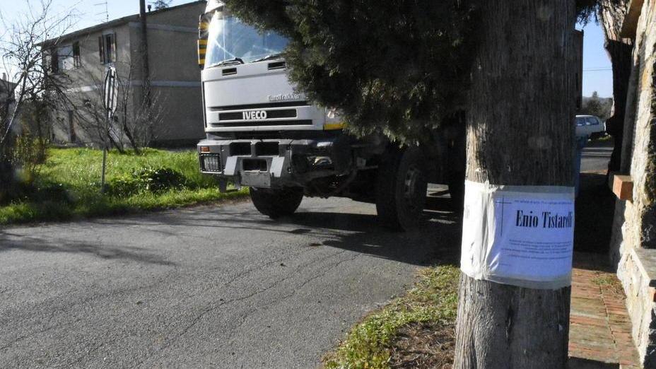 Muore contro un camion vicino casa