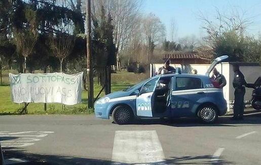 La sbarra cede colpita da uno scooter e il traffico va in tilt 