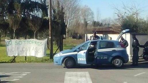 La sbarra cede colpita da uno scooter e il traffico va in tilt