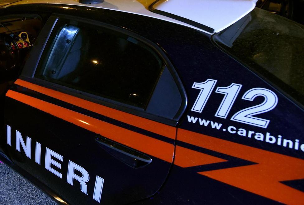 Si ferisce con un colpo di pistola 