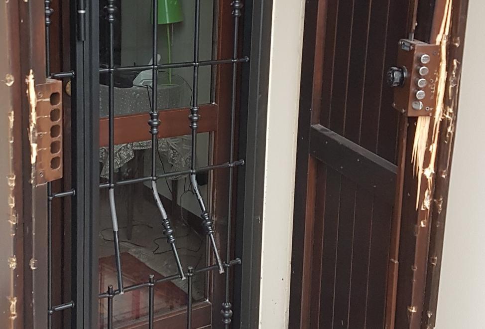 Colombarone, raid in un appartamento Inferriate tranciate