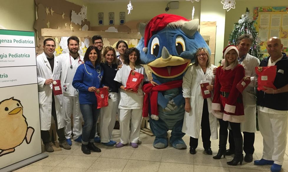 Elia porta doni al reparto di Pediatria