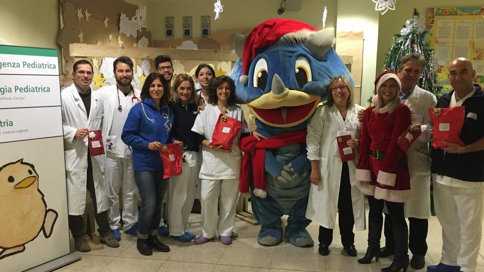 Elia porta doni al reparto di Pediatria