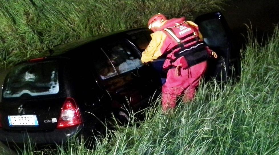 Finisce con l’auto dentro al canale 