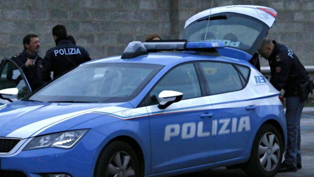 Una volante della polizia al lavoro (foto di archivio)